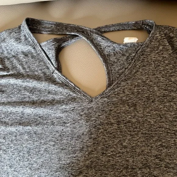 BUNDLE (5) OF WOMEN’S TANK WORKOUT SLEEVELESS TOPS (Medium and Large) - Picture 10 of 10